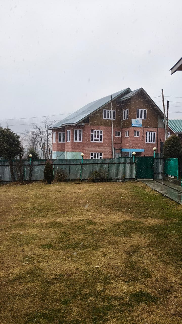 Snow Mount Guest House in Aru Valley 8