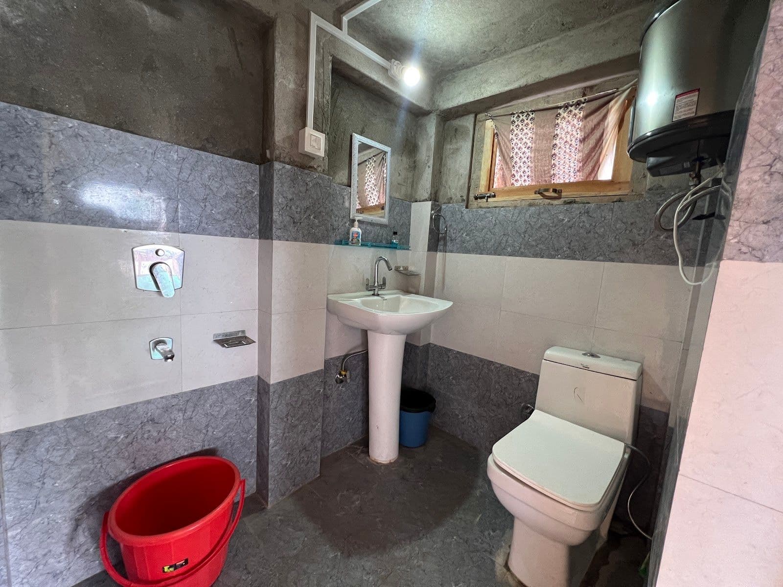 Cozy Homestay in Parashar in Parashar 8