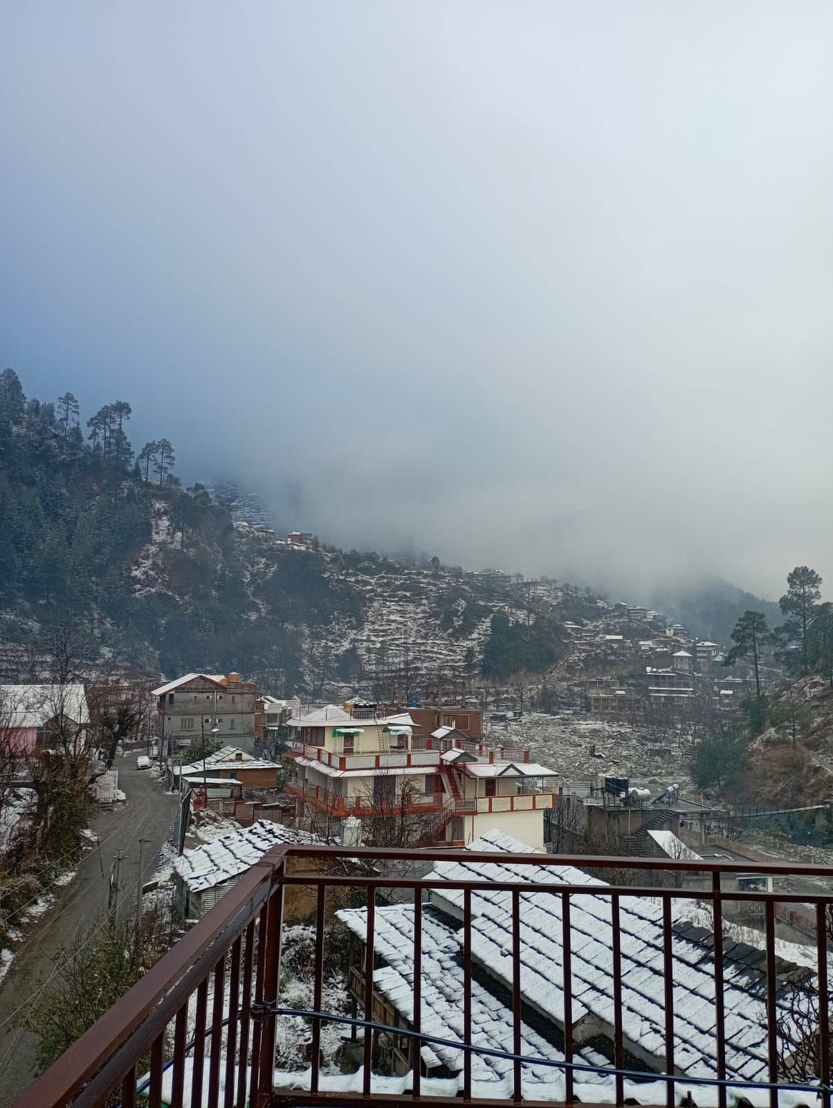 Riverside Homestay w/ Home Meals & Treks, HP - Banjar, HP