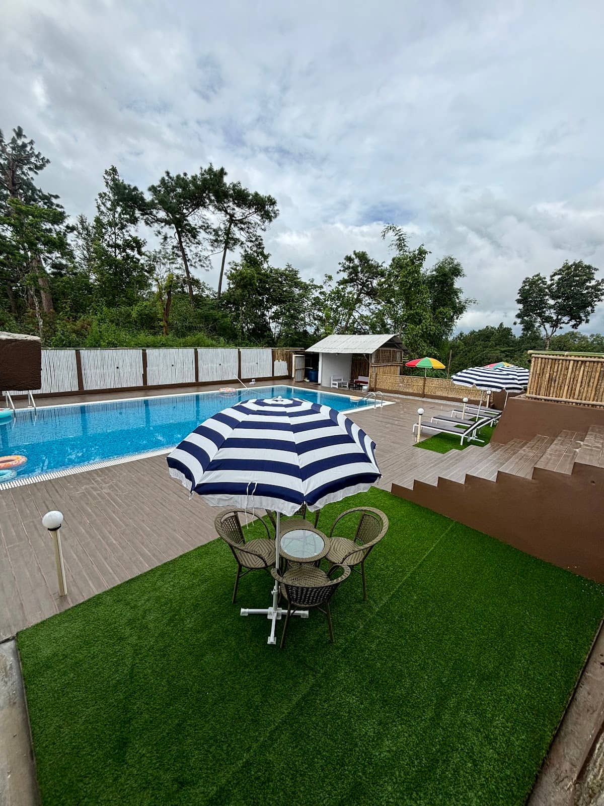 Hilltop Lake View Resort with Infinity Pool - Umsning