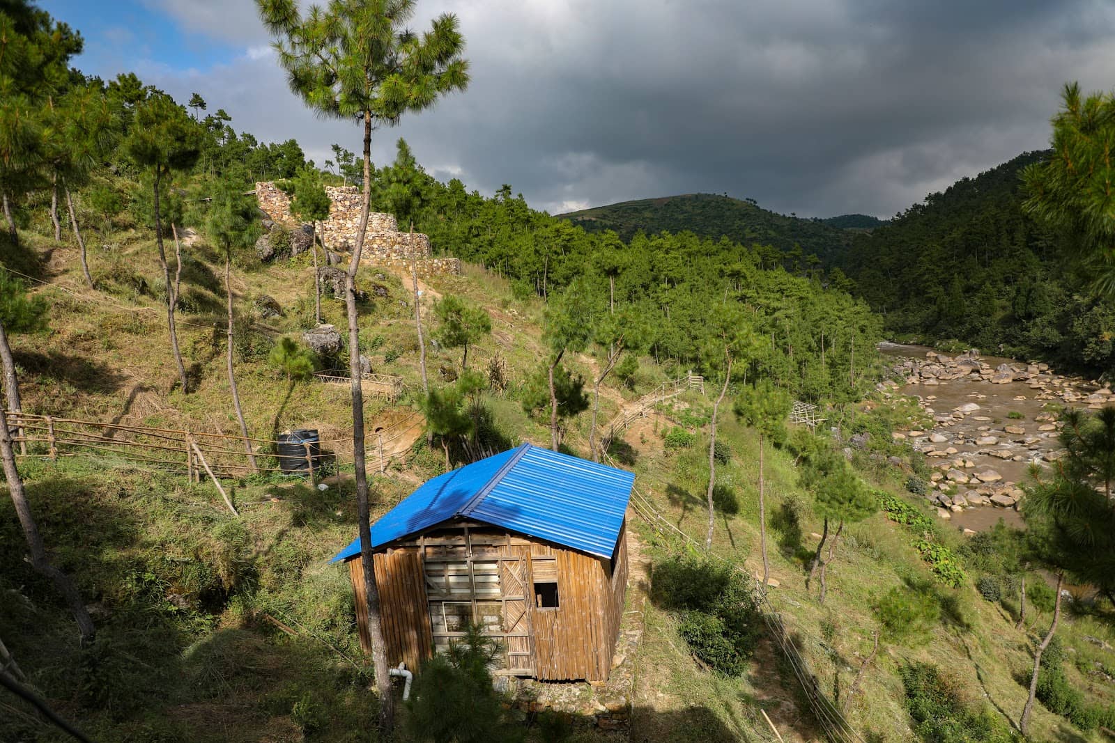 Hillside Haven: Riverfront Bamboo Cottage Getaway - Mylliem