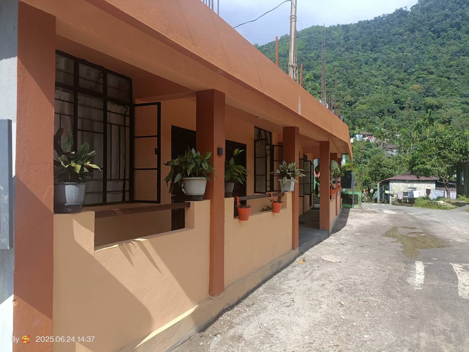 Trekker's Base Camp: Clean, Cozy & Authentic Stay - Tyrna